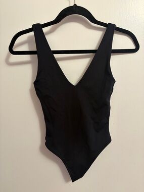 Aritzia Babaton contour v neck black bodysuit size XS